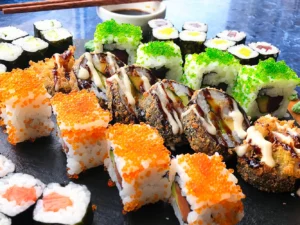 Sushi sety s lososem, kaviárem i krevetami