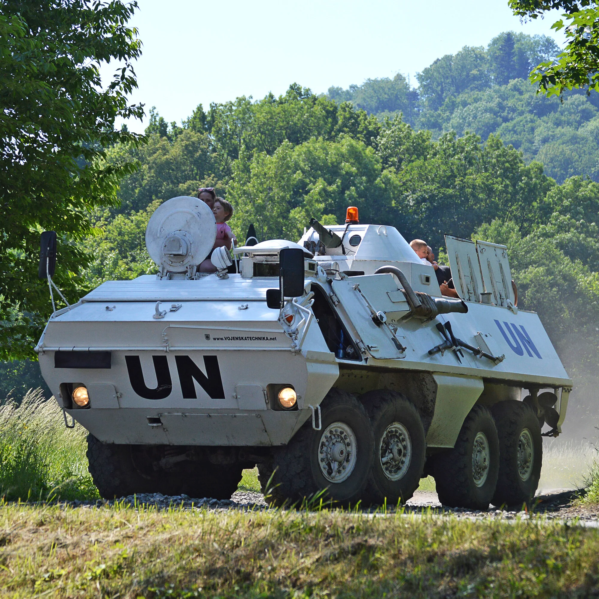 Jízda obrněným transportérem i prohlídka bunkru - Obrázek 2