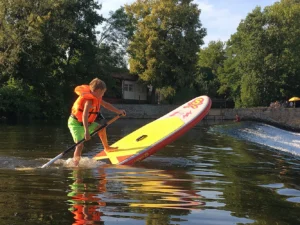 Sjíždění Ohře na paddleboardu i opékání buřtů