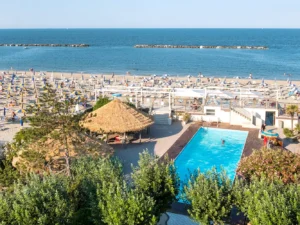 Ravenna: hotel na pláži s venkovním bazénem, all inclusive a drinky