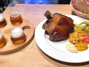 Vepřové koleno, degustace piv i prohlídka pivovaru