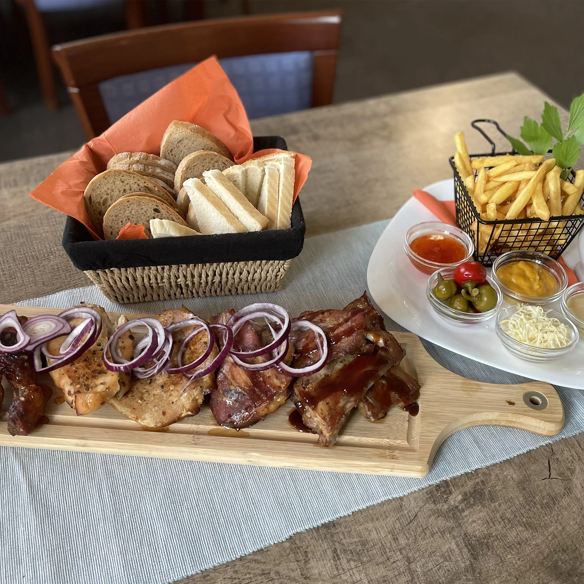 Masové prkno se steaky, žebry i kuřecími paličkami - Obrázek 2