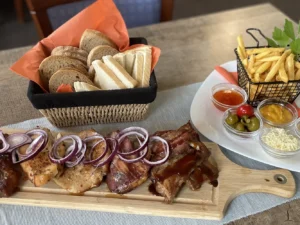 Masové prkno se steaky, žebry i kuřecími paličkami