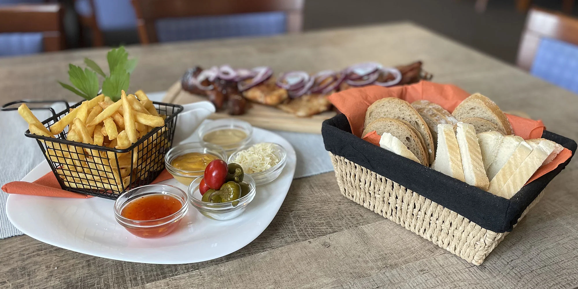 Masové prkno se steaky, žebry i kuřecími paličkami - Obrázek 4