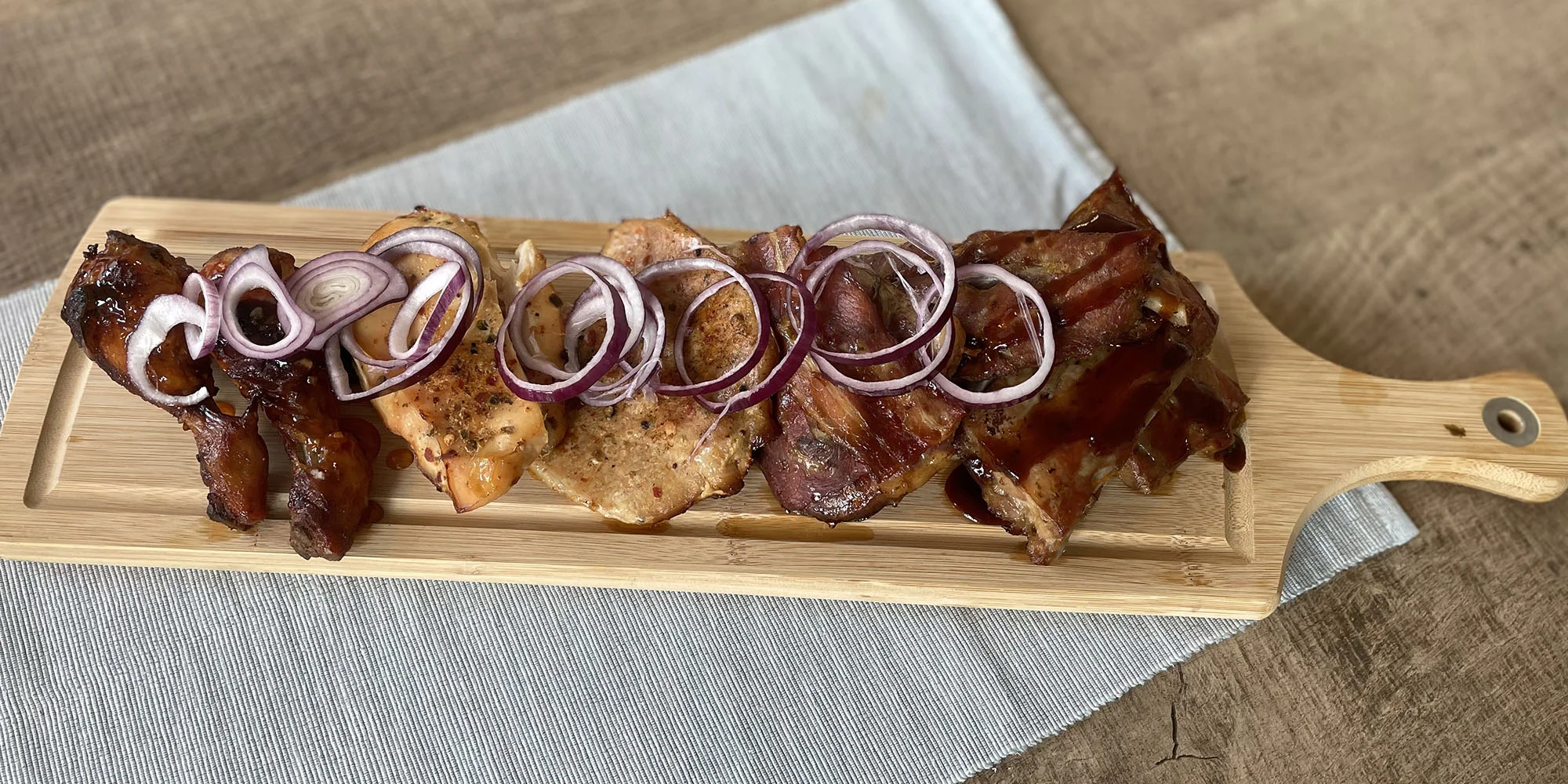 Masové prkno se steaky, žebry i kuřecími paličkami - Obrázek 5