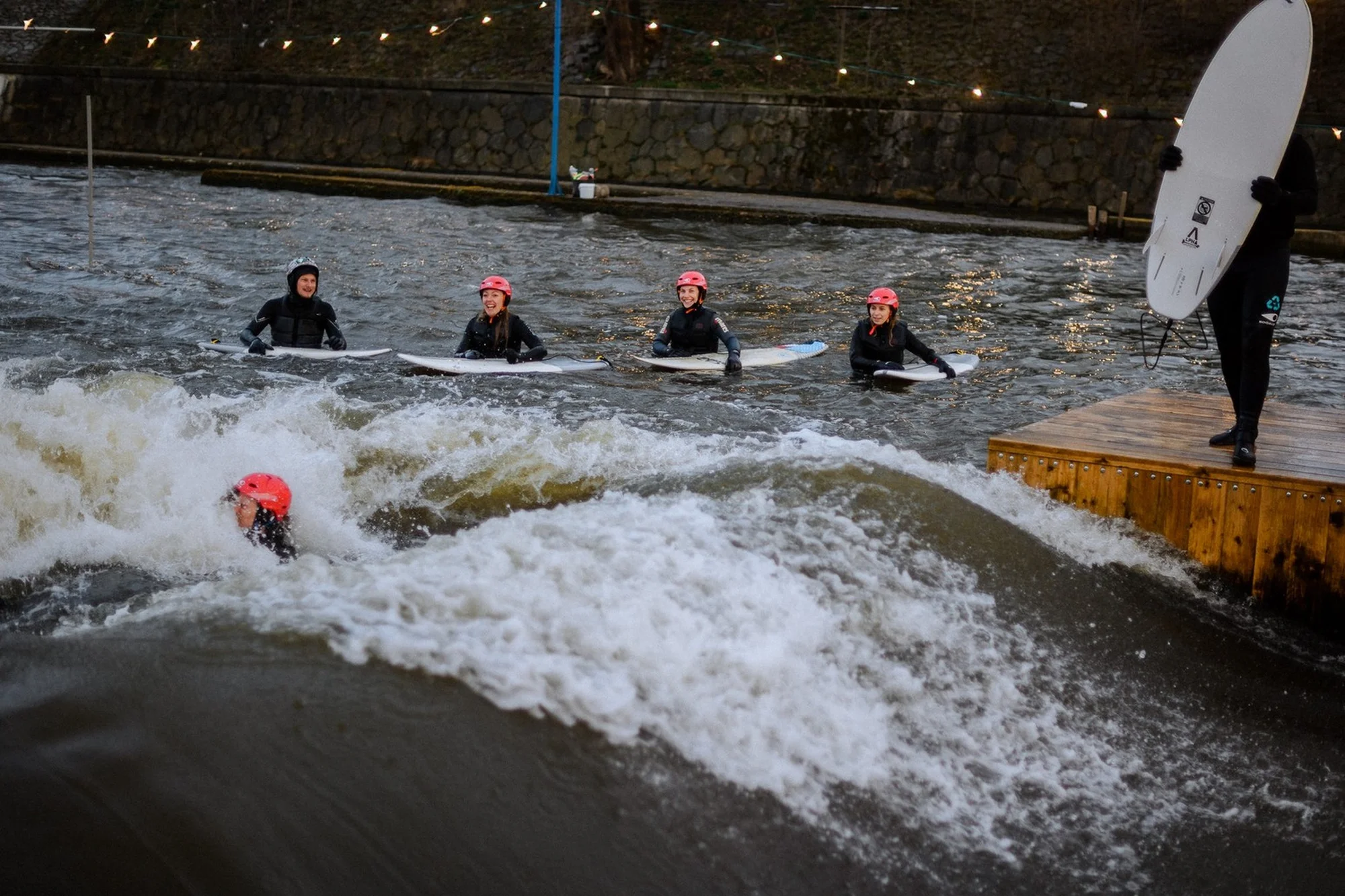 Surfing na Vltavě: 2hod. skupinová lekce vč. vybavení - Obrázek 8