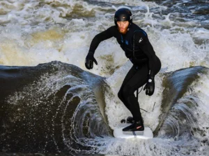 Surfing na Vltavě: 2hod. skupinová lekce vč. vybavení