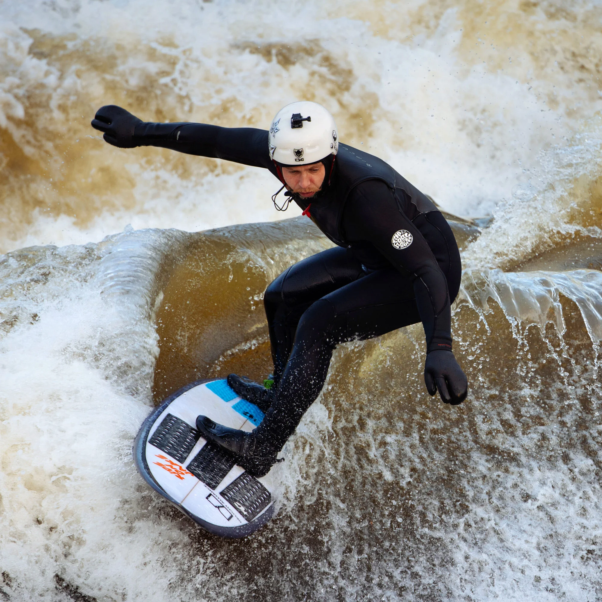 Surfing na Vltavě: 2hod. skupinová lekce vč. vybavení - Obrázek 2