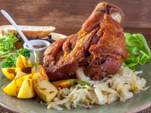 České menu pro dva: polévka, koleno a domácí koláč