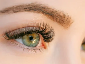 Prodloužení řas metodou 3D–5D i UV lampa pro výdrž