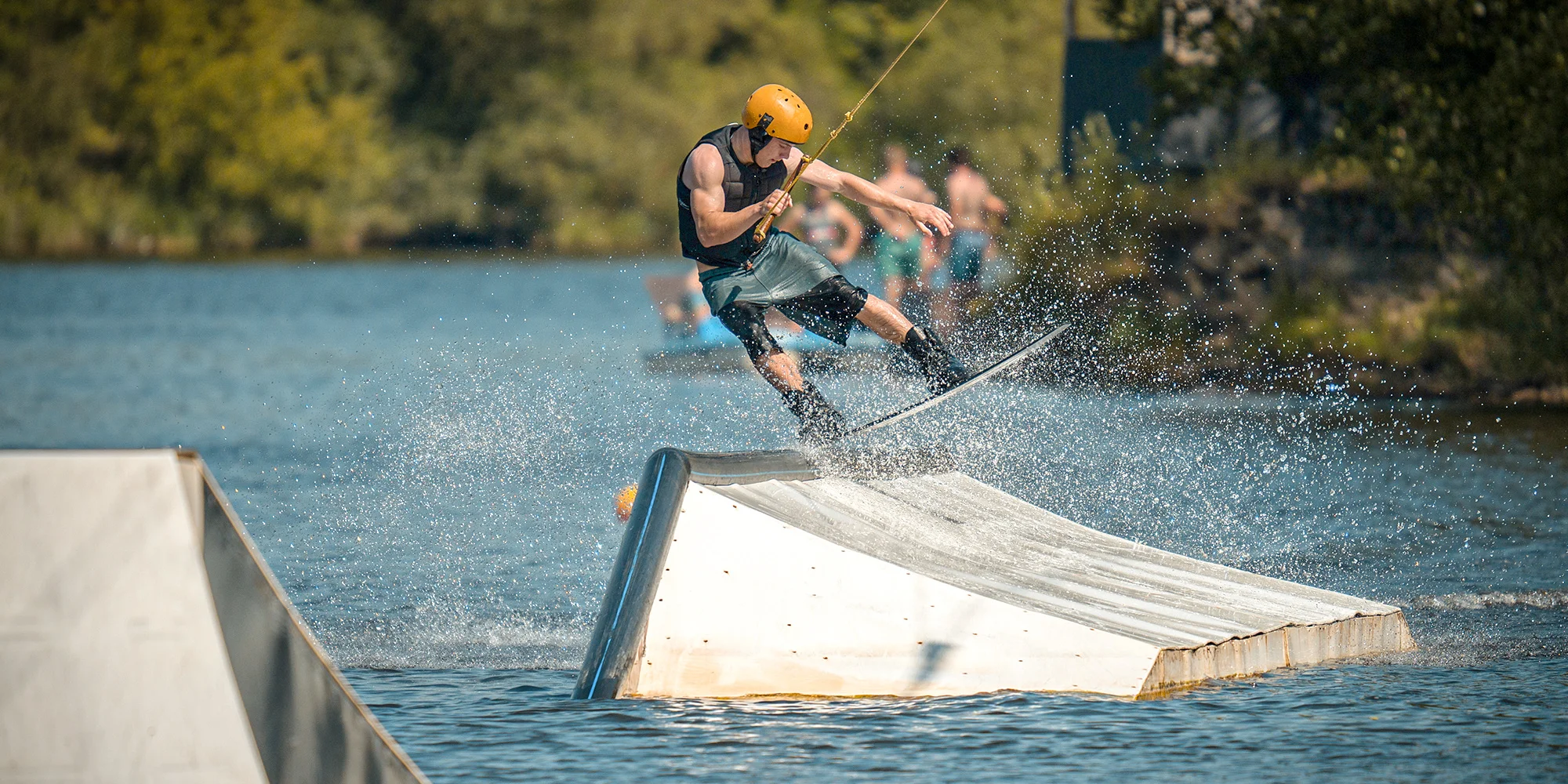 Wakeboarding na 1 hod. vč. vybavení a trenéra: 2-4 os.