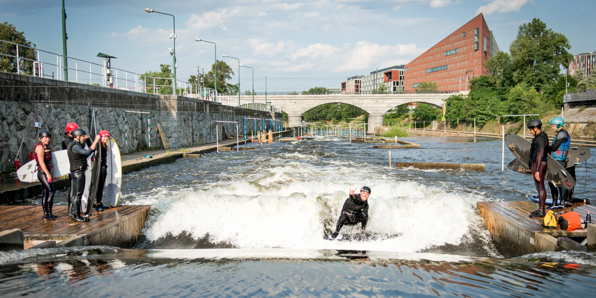 Surfing na Vltavě: 2hod. skupinová lekce vč. vybavení - Obrázek 3