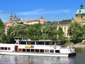 Plavby po Vltavě i s rautem pro děti a dospělé
