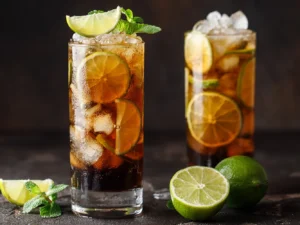 1-2 drinky: Cuba Libre, Aperol Spritz či Blue Lagoon