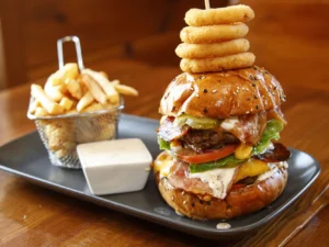 Double Cheese and Bacon Burger, dip i hranolky