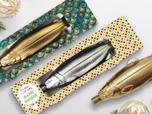 Dárkově zabalená placatka: stříbrný nebo zlatý kapřík