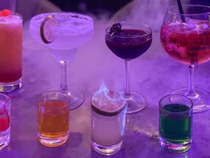 Koktejly, nachos i vodní dýmka s tabákem dle výběru