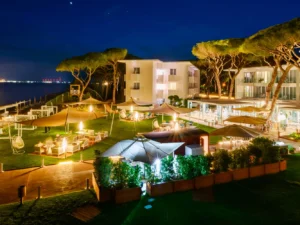 Toskánsko: 5* hotel přímo u pláže, snídaně i polopenze