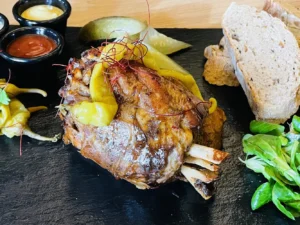 Celé vepřové koleno o váze 750 g s přílohami