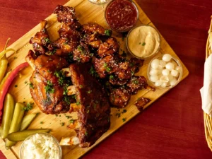 Prkno plné masa o váze 2,25 kg a spousta příloh