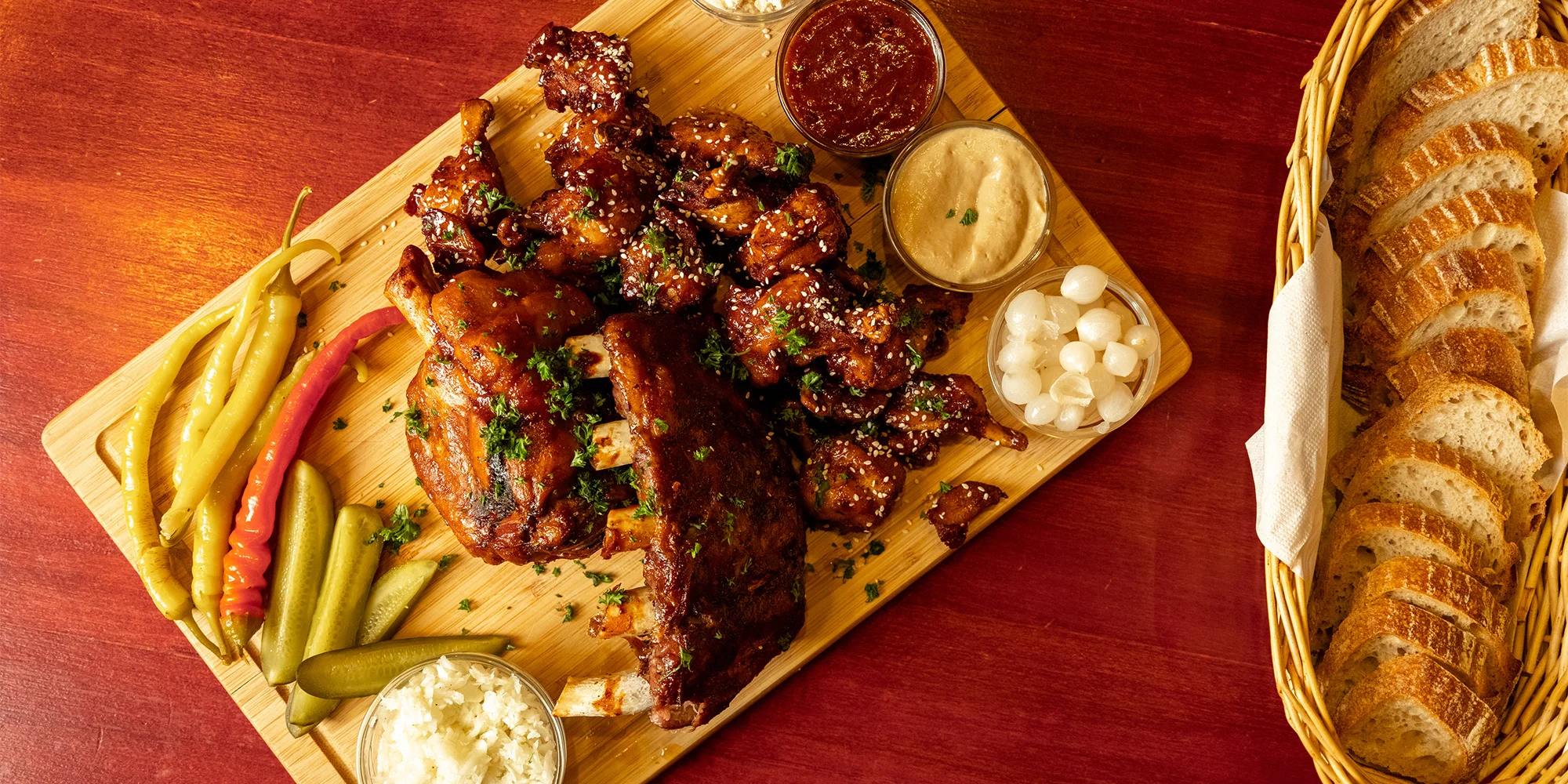 Prkno plné masa o váze 2,25 kg a spousta příloh