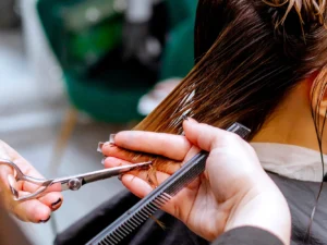 Dámský střih dle délky vlasů, možnost melíru i barvy