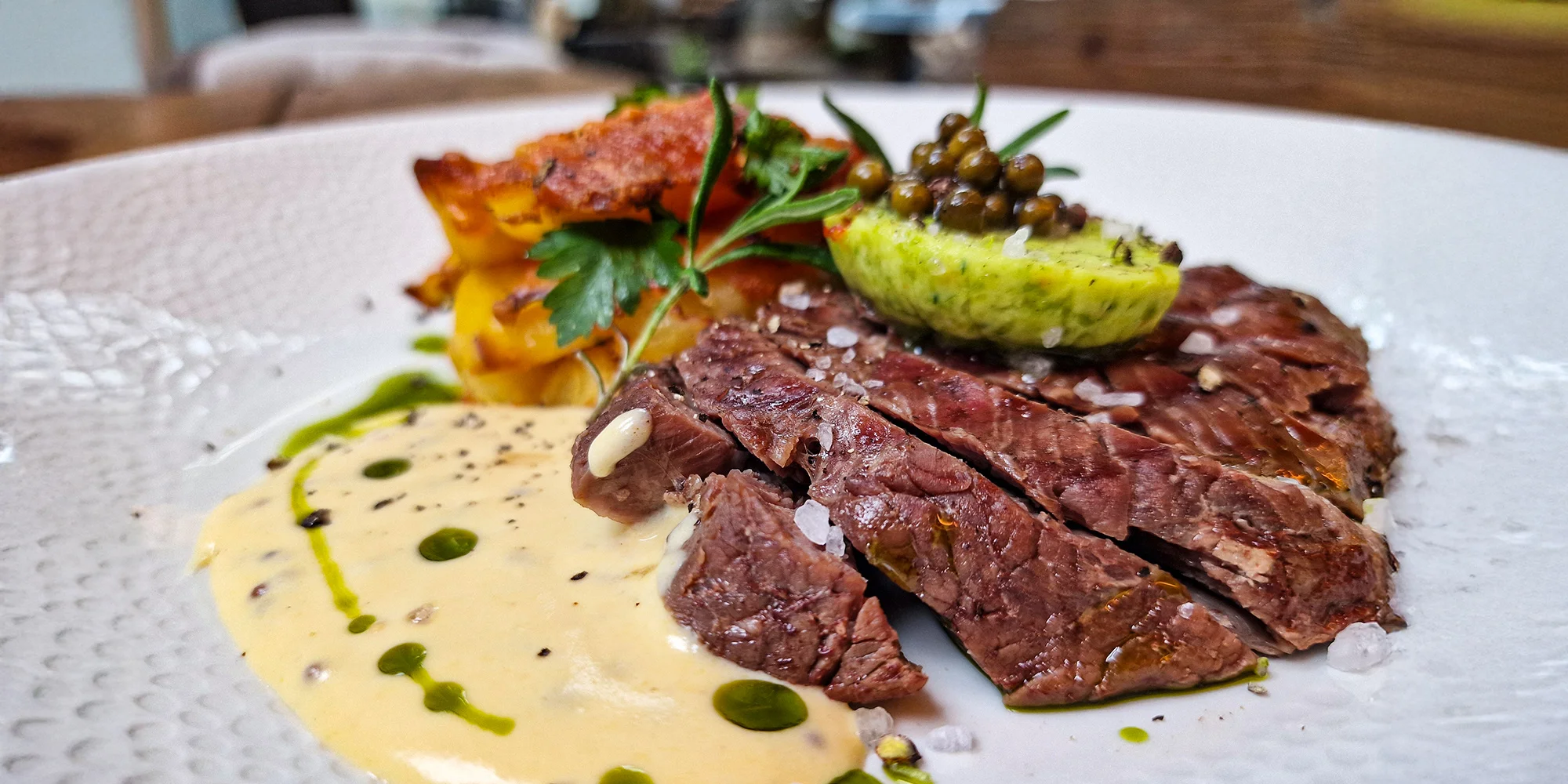 Menu pro dva: tatarák, steak, tiramisu a prosecco