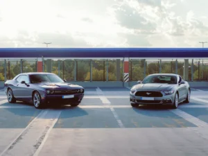 Ford Mustang a Dodge Challenger: spolujízda i řízení