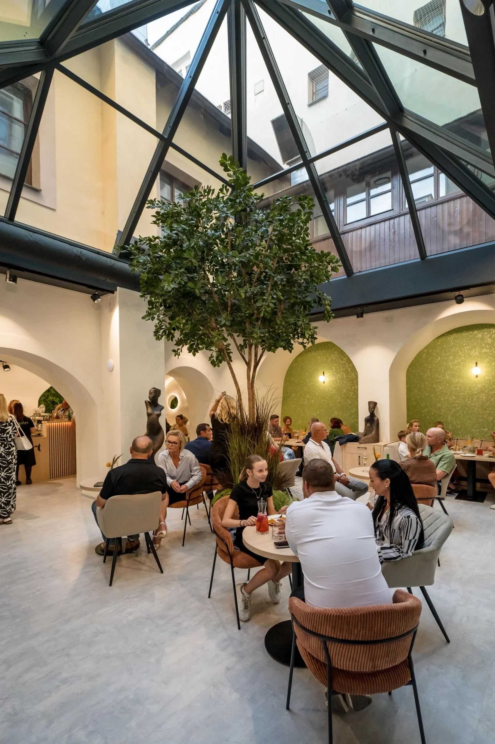 Káva či horká čokoláda a sladký zákusek v kavárně - Obrázek 10