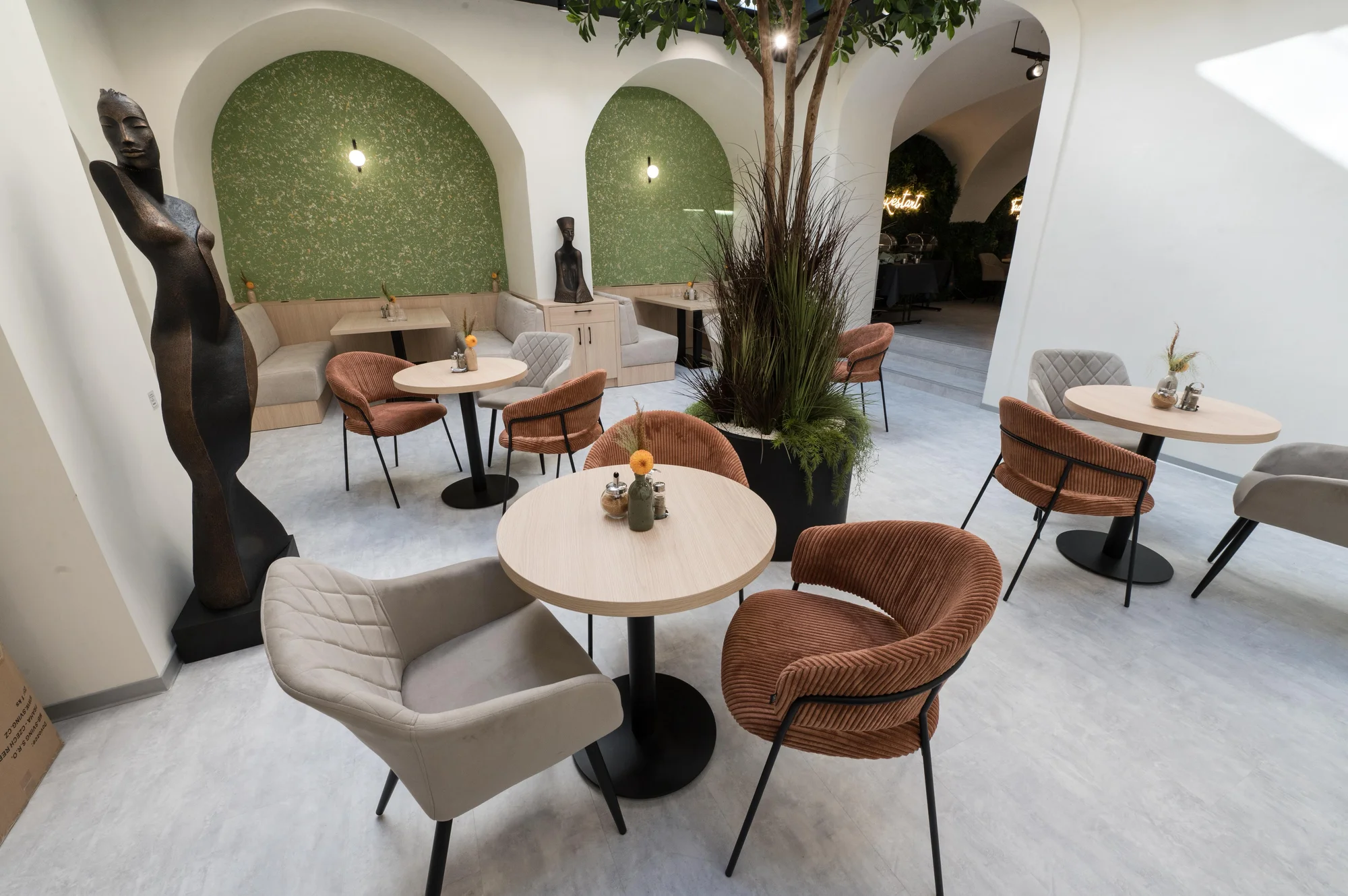 Káva či horká čokoláda a sladký zákusek v kavárně - Obrázek 8