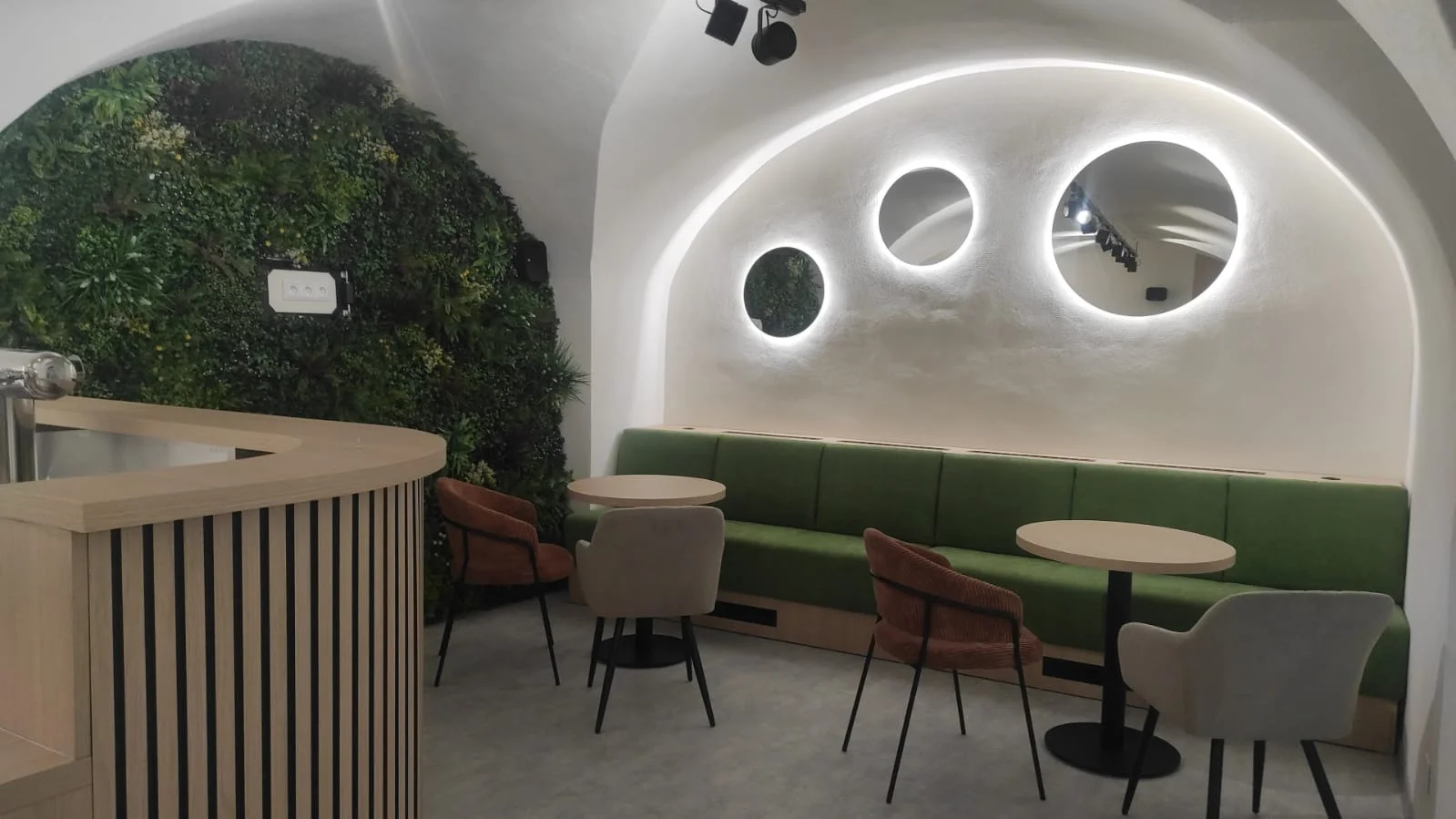 Káva či horká čokoláda a sladký zákusek v kavárně - Obrázek 11