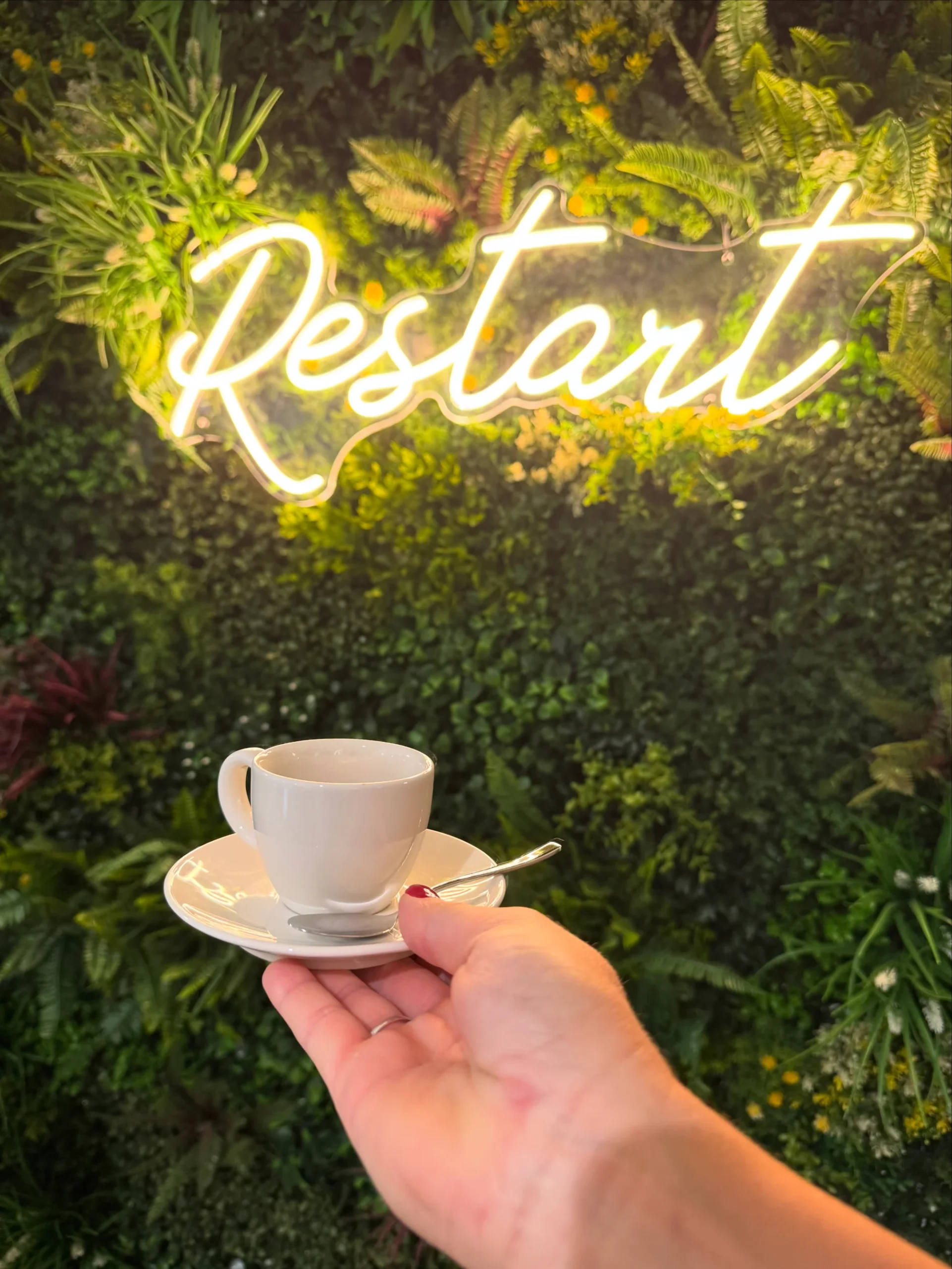 Káva či horká čokoláda a sladký zákusek v kavárně - Obrázek 9