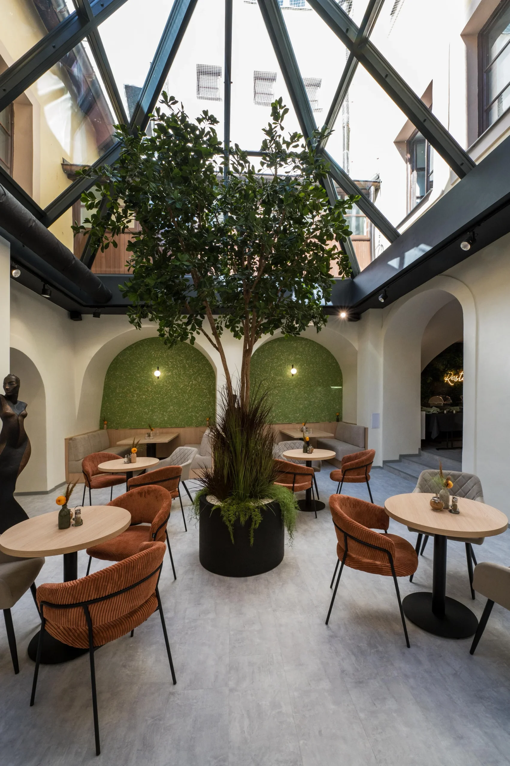 Káva či horká čokoláda a sladký zákusek v kavárně - Obrázek 4