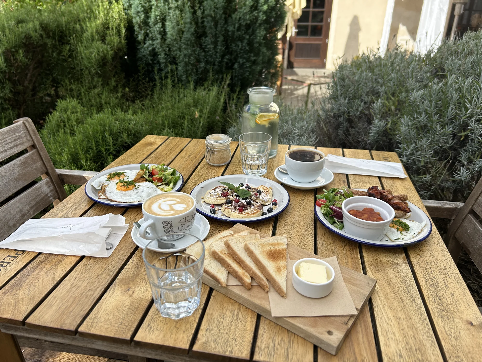 Snídaně a káva dle výběru v kavárně na Vyšehradě - Obrázek 6