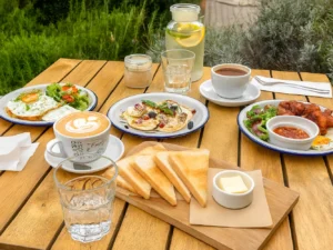 Snídaně a káva dle výběru v kavárně na Vyšehradě