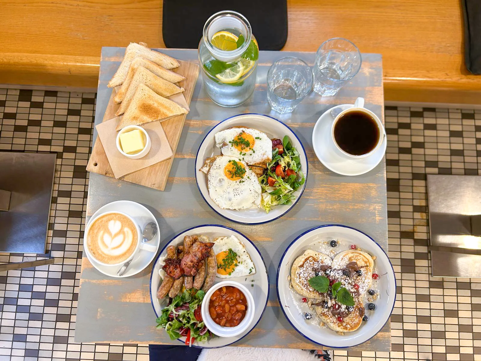 Snídaně a káva dle výběru v kavárně na Vyšehradě - Obrázek 5