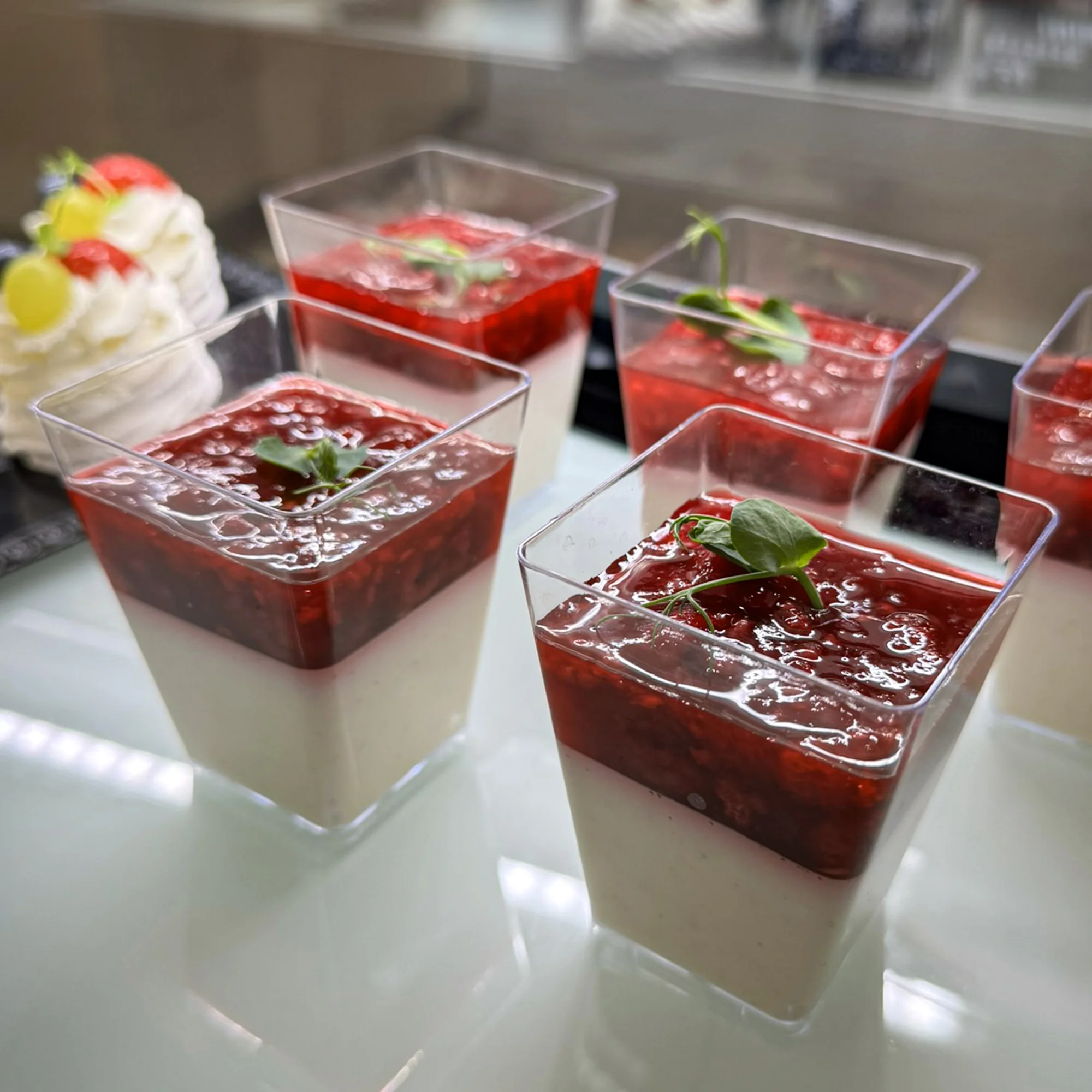 Káva či horká čokoláda a sladký zákusek v kavárně - Obrázek 2