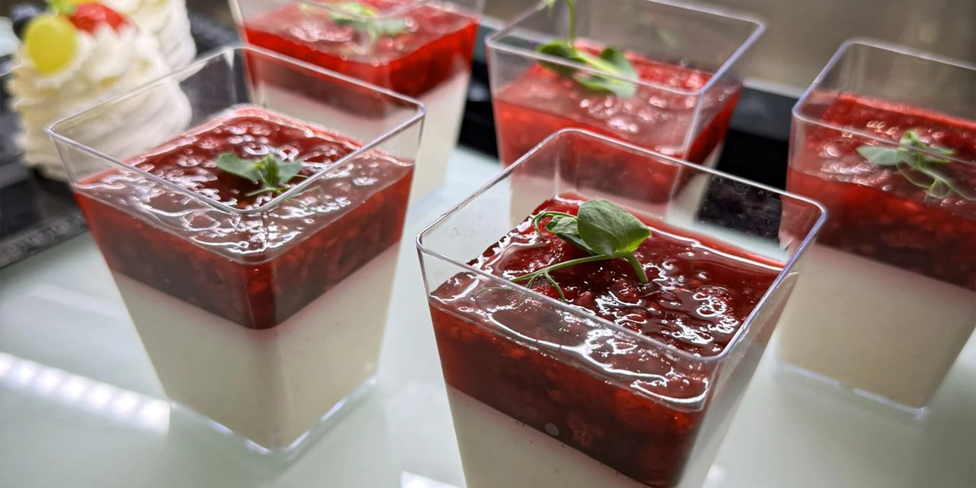 Káva či horká čokoláda a sladký zákusek v kavárně - Obrázek 3