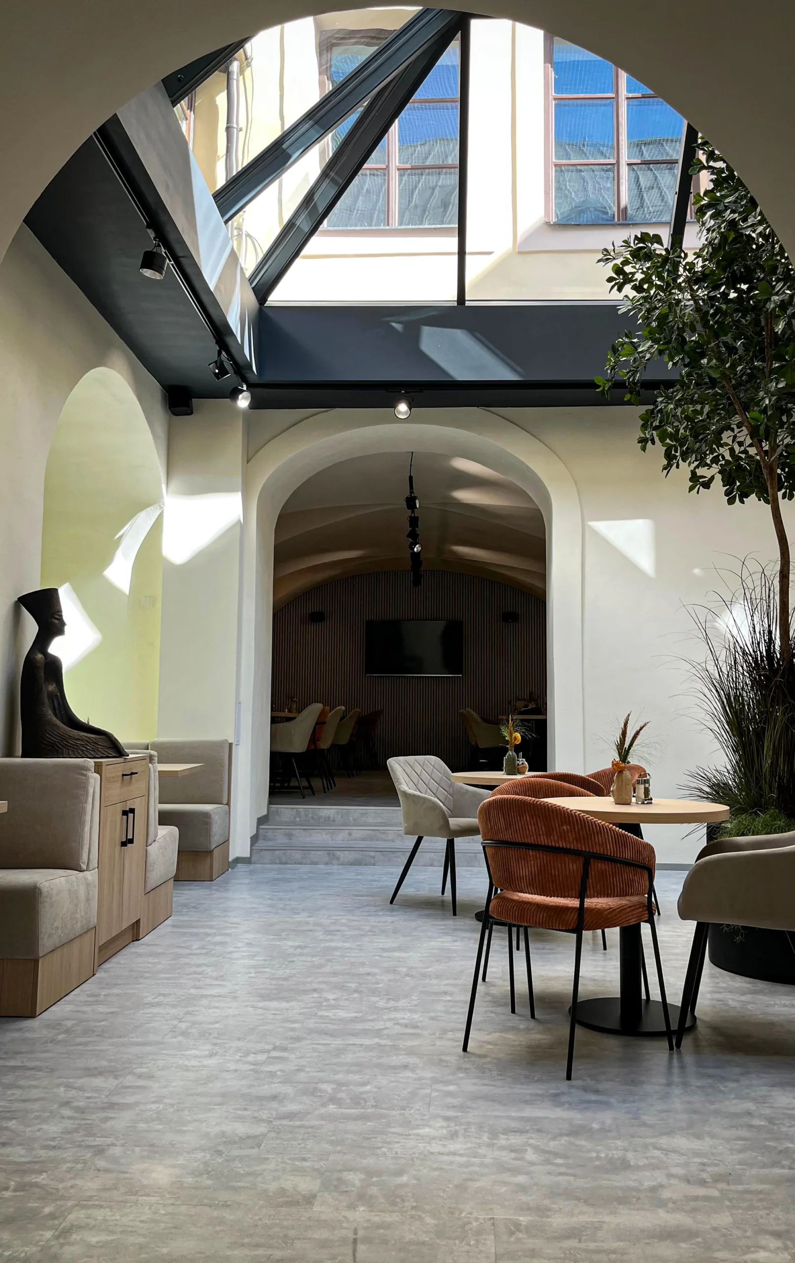 Káva či horká čokoláda a sladký zákusek v kavárně - Obrázek 6