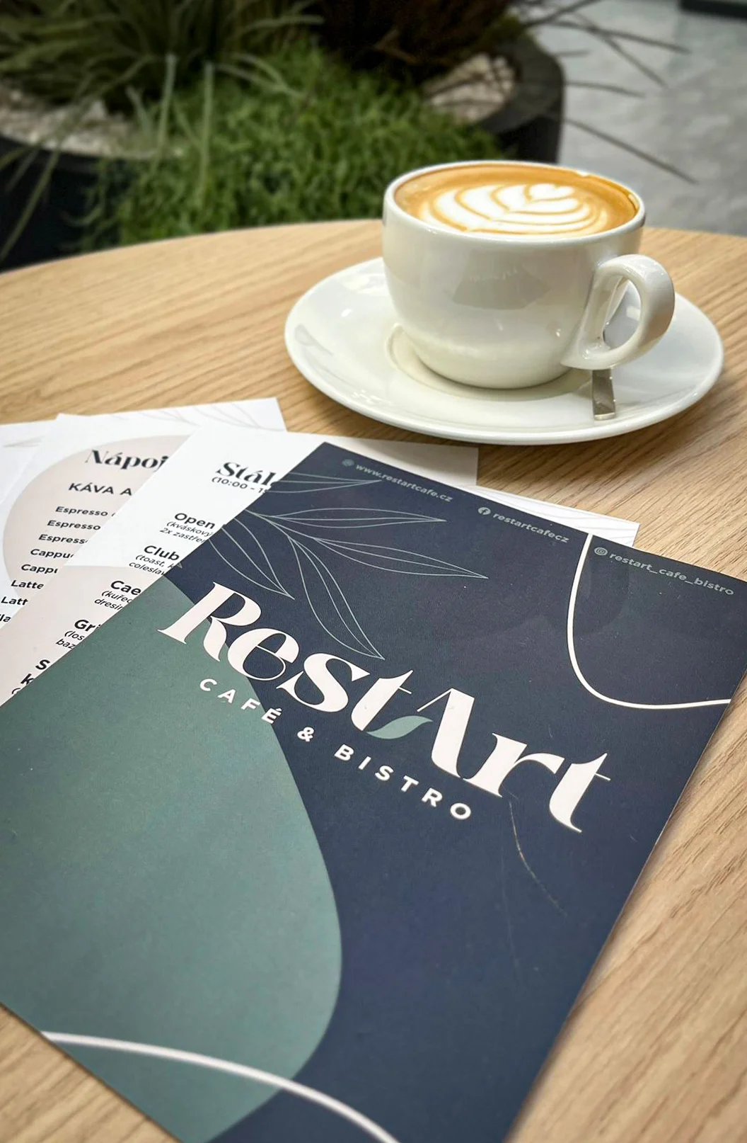 Káva či horká čokoláda a sladký zákusek v kavárně - Obrázek 5