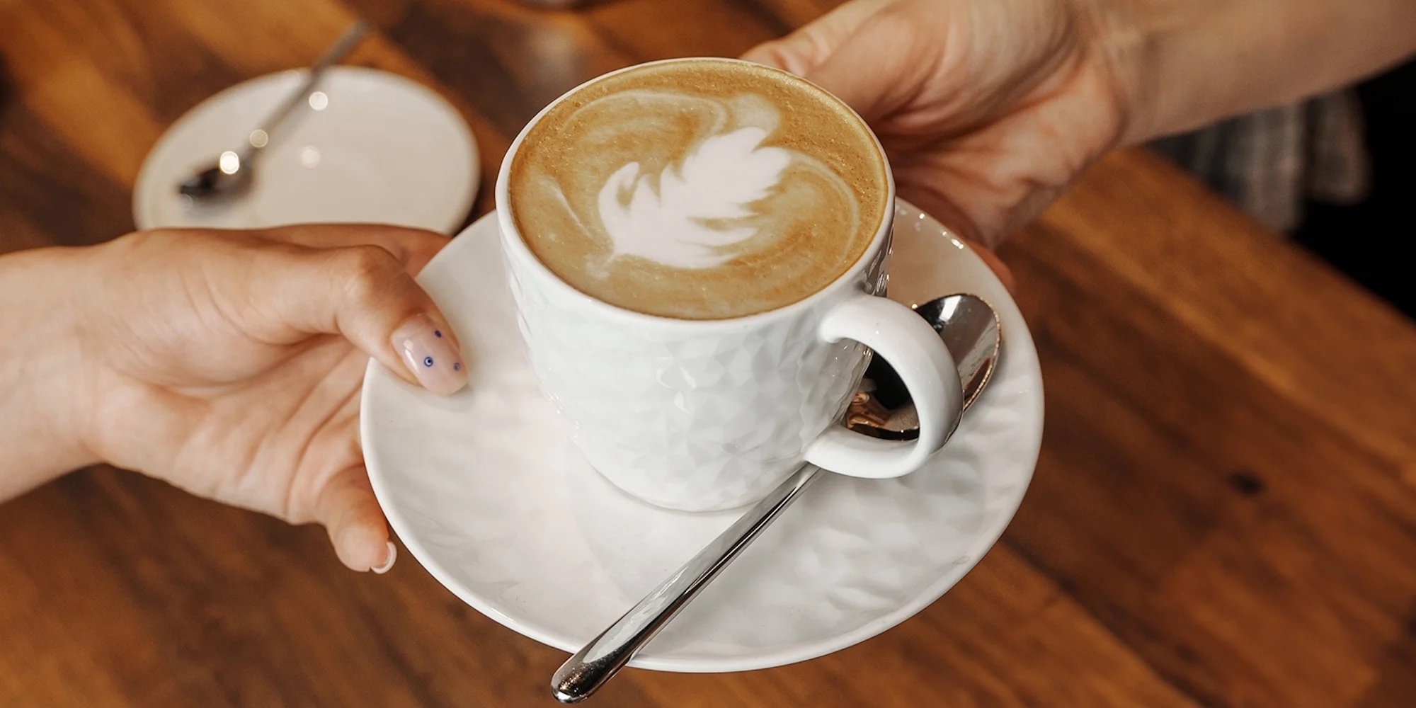 Káva či horká čokoláda a sladký zákusek v kavárně