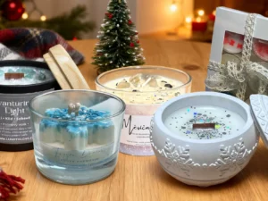 Přírodní svíčky z ČR zdobené minerály i vánoční baňky