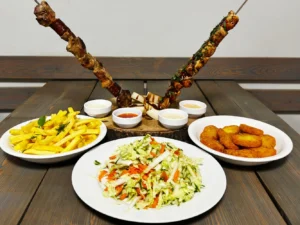 Meče s grilovaným masem i přílohy a omáčky pro dva