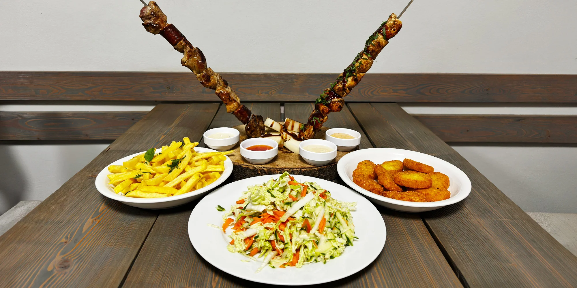 Meče s grilovaným masem i přílohy a omáčky pro dva