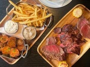 Steakové prkno: hanger, fillet, rib eye a dezert k tomu