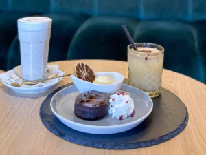 Chai latte, zimní koktejl a brownie v krásné kavárně