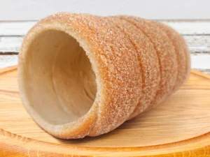 Klasický či oříškový trdelník s horkým nápojem