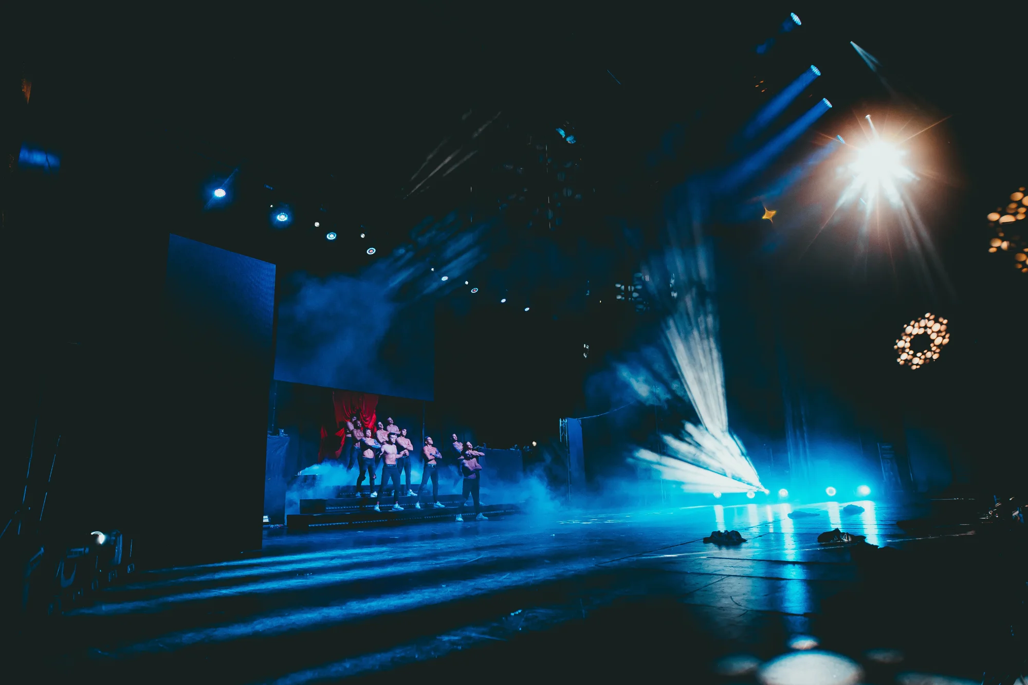 Žhavá 90min. show pánské taneční skupiny v Liberci - Obrázek 8