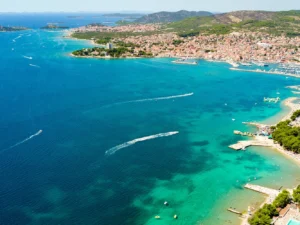 Vodice: 4* hotel u pláže se stravou a bazénem