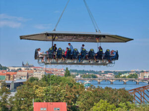 Luxusní menu v oblacích nad Prahou